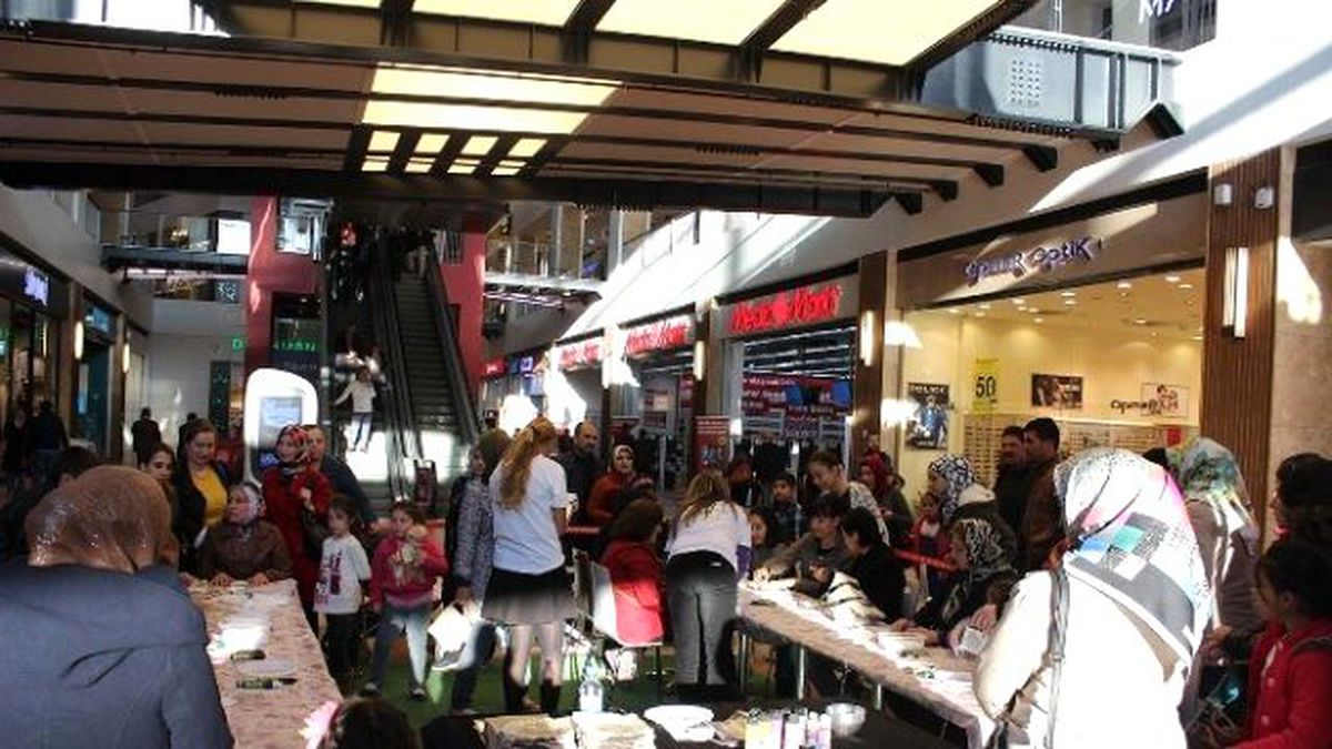 Kadınlar Vitray Atölyesinde Eğlendi