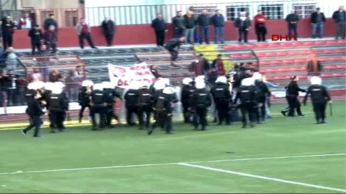 Karagümrük-Birlikspor Maçında Futbolculara Bıçak Çekildi