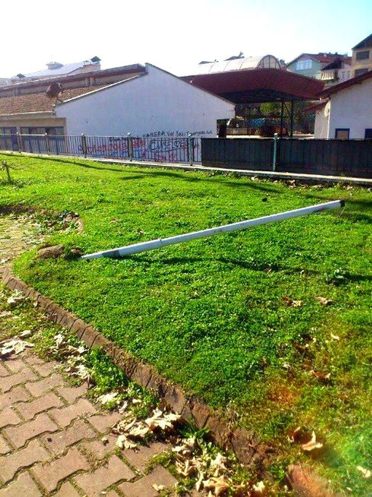 Lambaları Kırıp Direkleri Söktüler