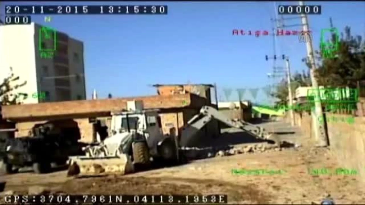 Nusaybin\'de Barikata Tuzaklanan Bombanın Patlama Anı Kamerada