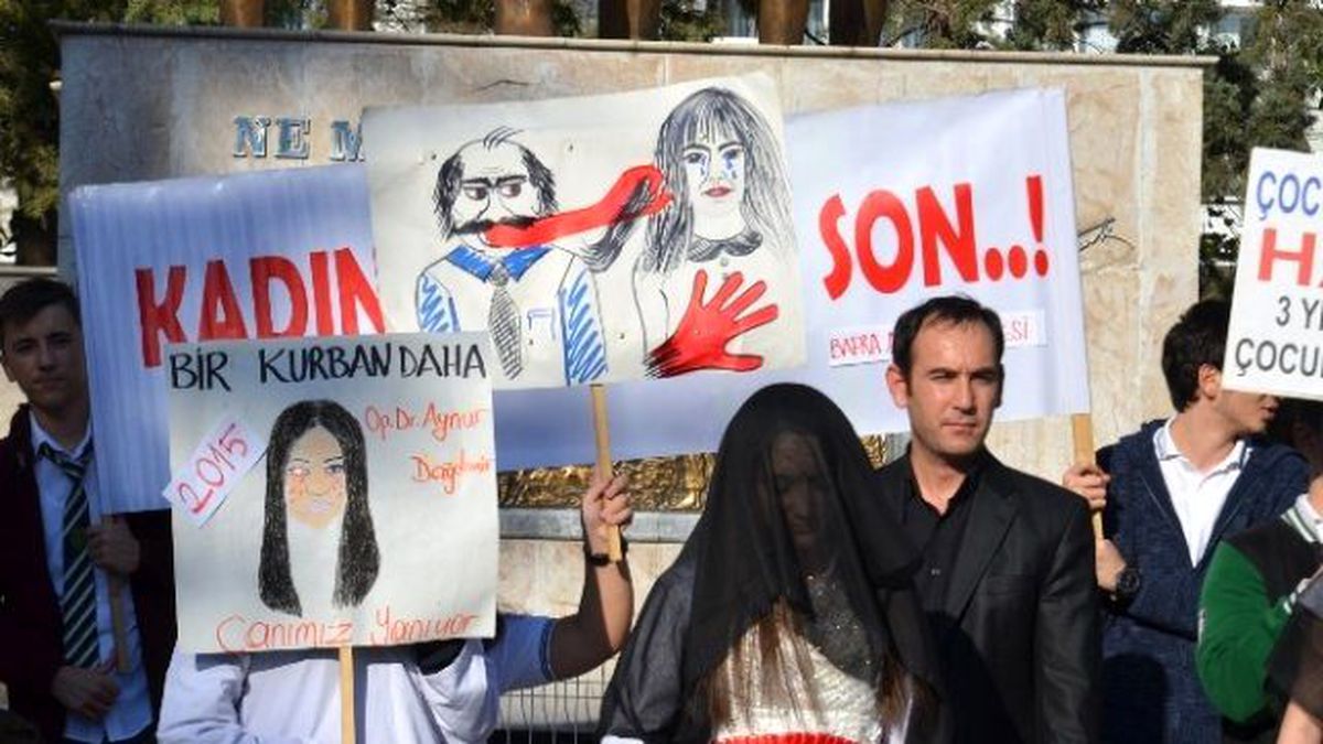 Öğrencilerden Kadına Şiddete Protesto