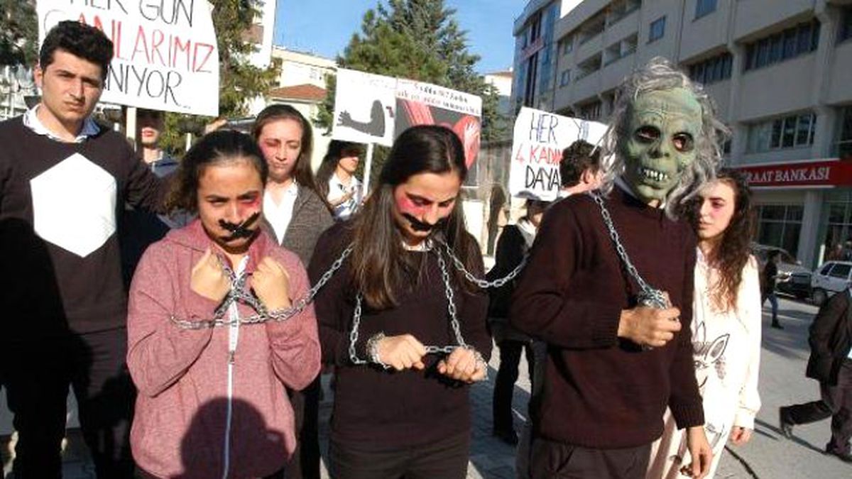Öğrencilerden Kadına Şiddete Protesto