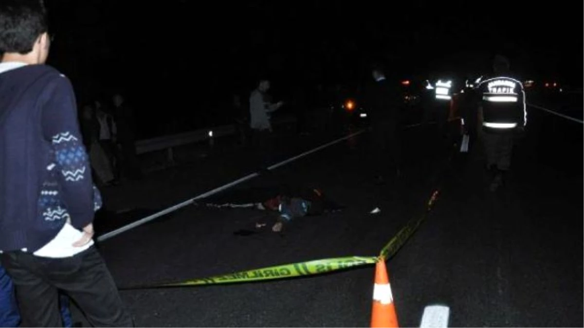 Sakarya\'da Otomobil ile Motosiklet İç İçe Girdi: 1 Ölü