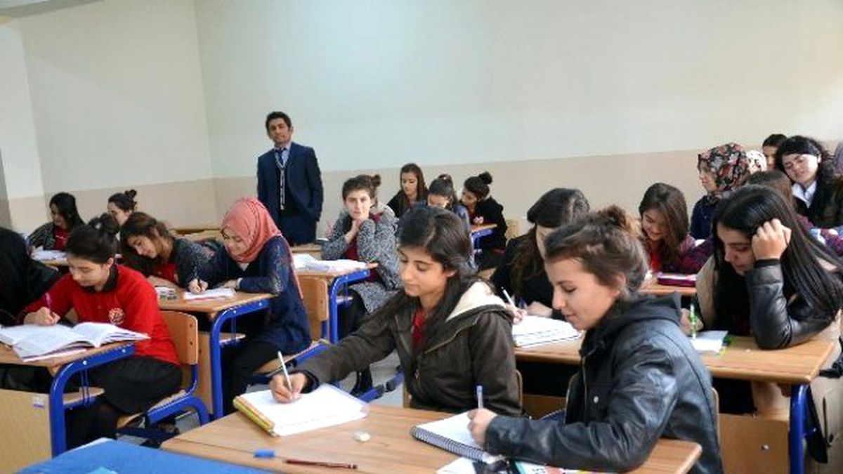 Azmetti Başarısını Öğretmenlikle Taçlandırdı