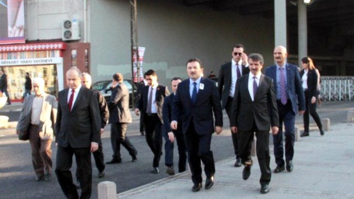 Şehit Cenazesine Katıldı, Bakanlığa Yürüyerek Gitti