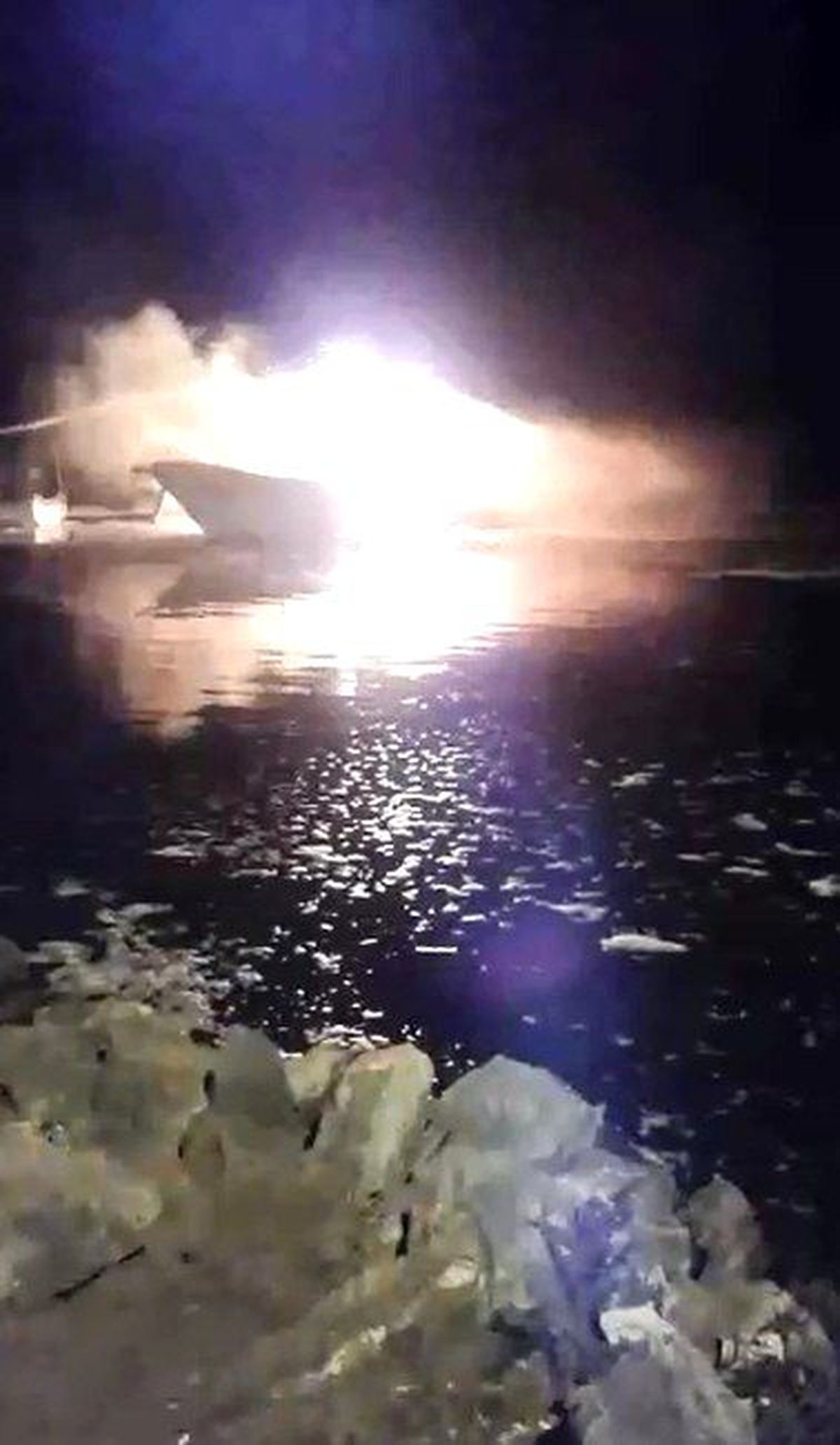 Patlayan Tekne Alev Topuna Döndü
