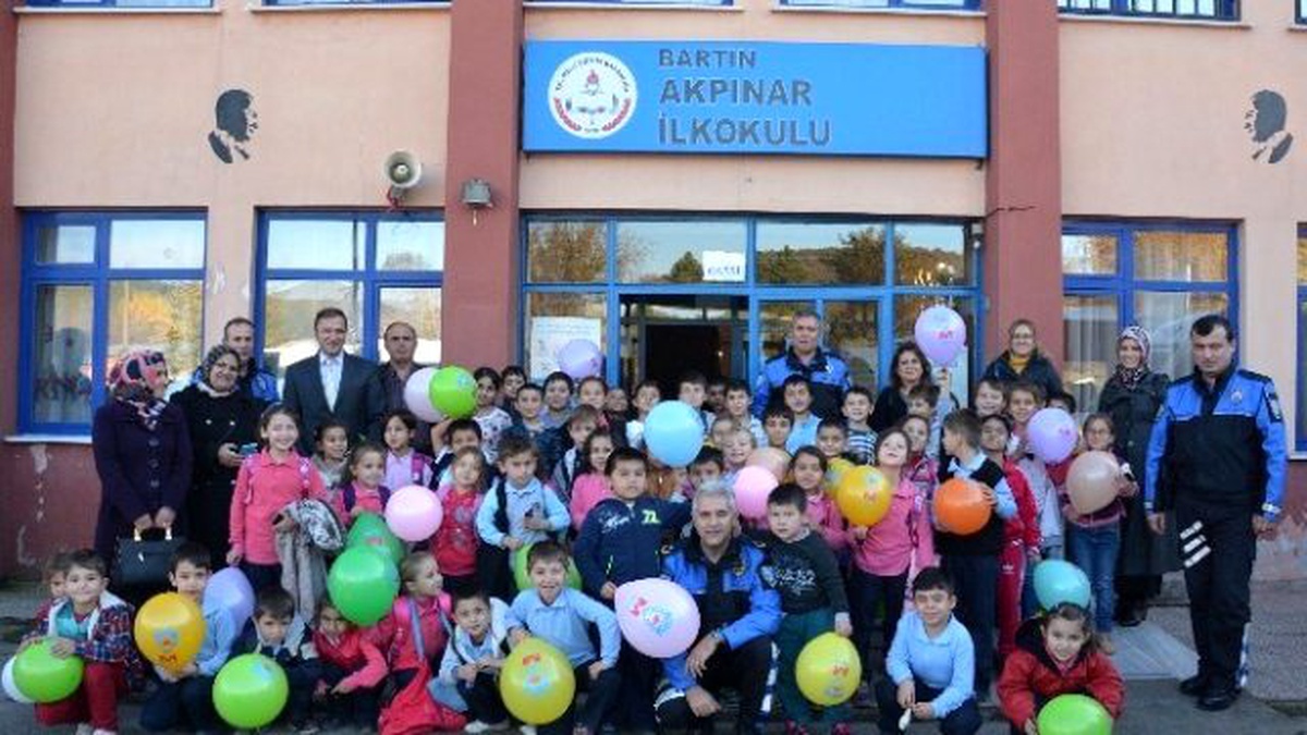 Polisler Öğrencilere Kitap Hediye Etti