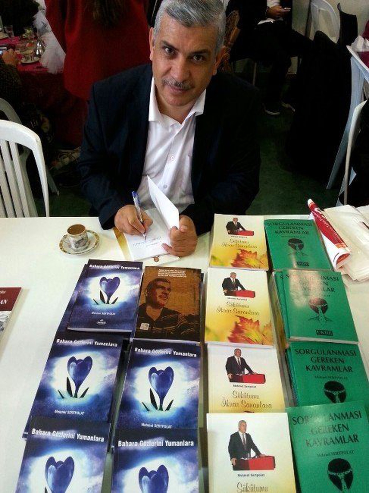 Şair Mehmet Sertpolat İmza Günü Gelirini Patanili Yetimlere Bağışladı