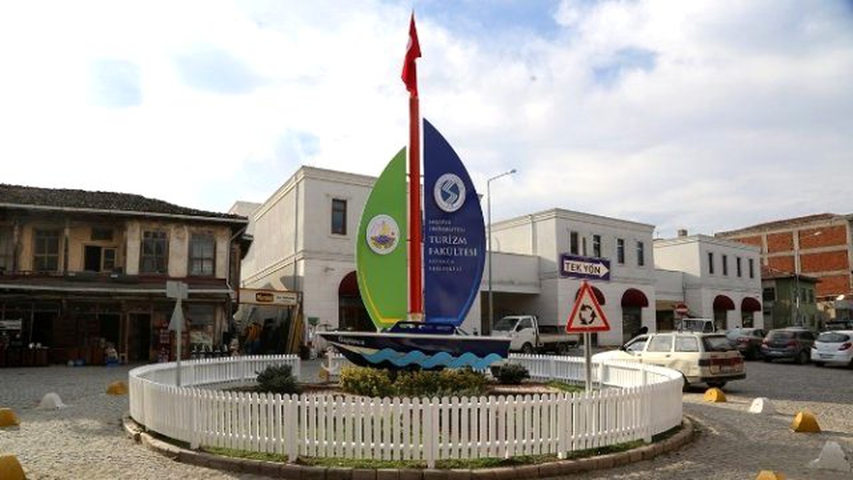 Sapanca Turizm Fakültesi Panosu Çevresi Düzenlendi