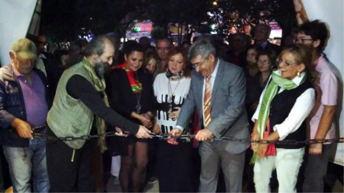 Sergi Açılışında Kurdele Yerine Zincir Kestiler