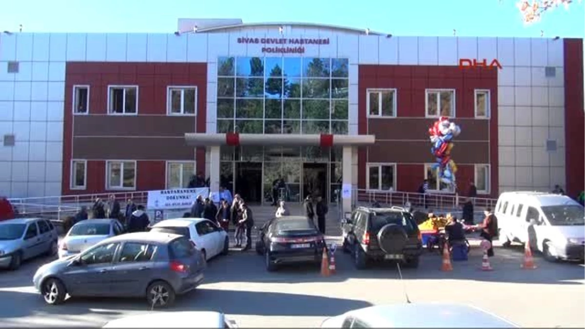 Sivas\'ta Devlet Hastanesinin Kapanmaması İçin İmza Kampanyası