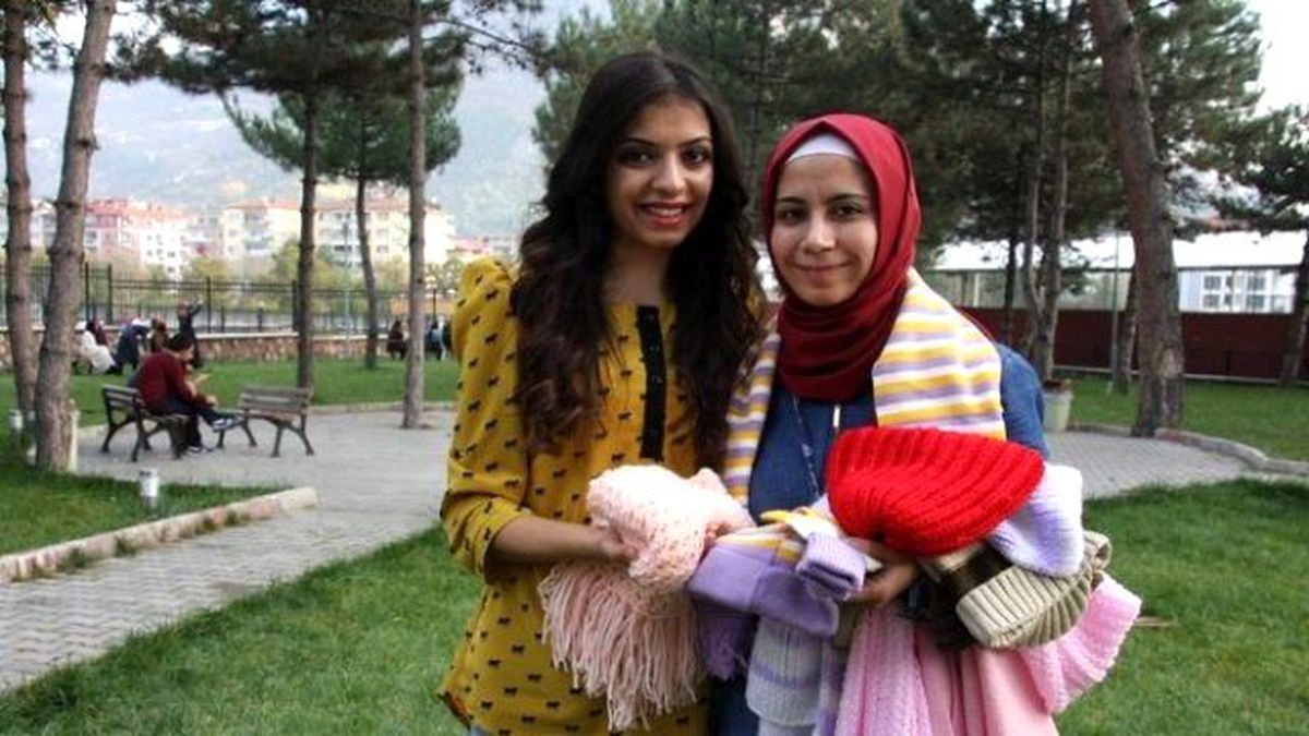 Üniversiteliler Bitlisli Öğrenciler İçin Atkı ve Şapka Topladılar