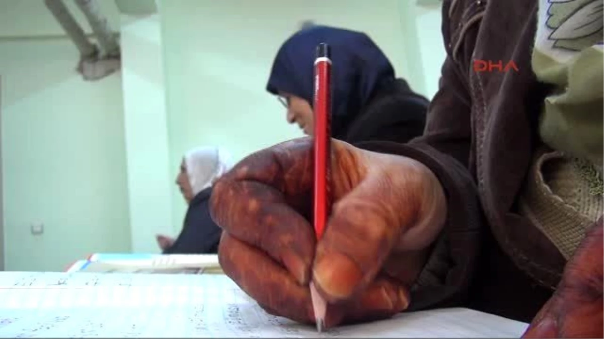 Van\'da Okula Gidemeyen Kadınlar Yıllar Sonra Okuma Yazma Öğreniyor
