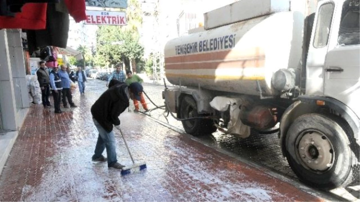 Yenişehir\'de Sokaklar ve Kaldırımlar Köpükle Yıkanıyor