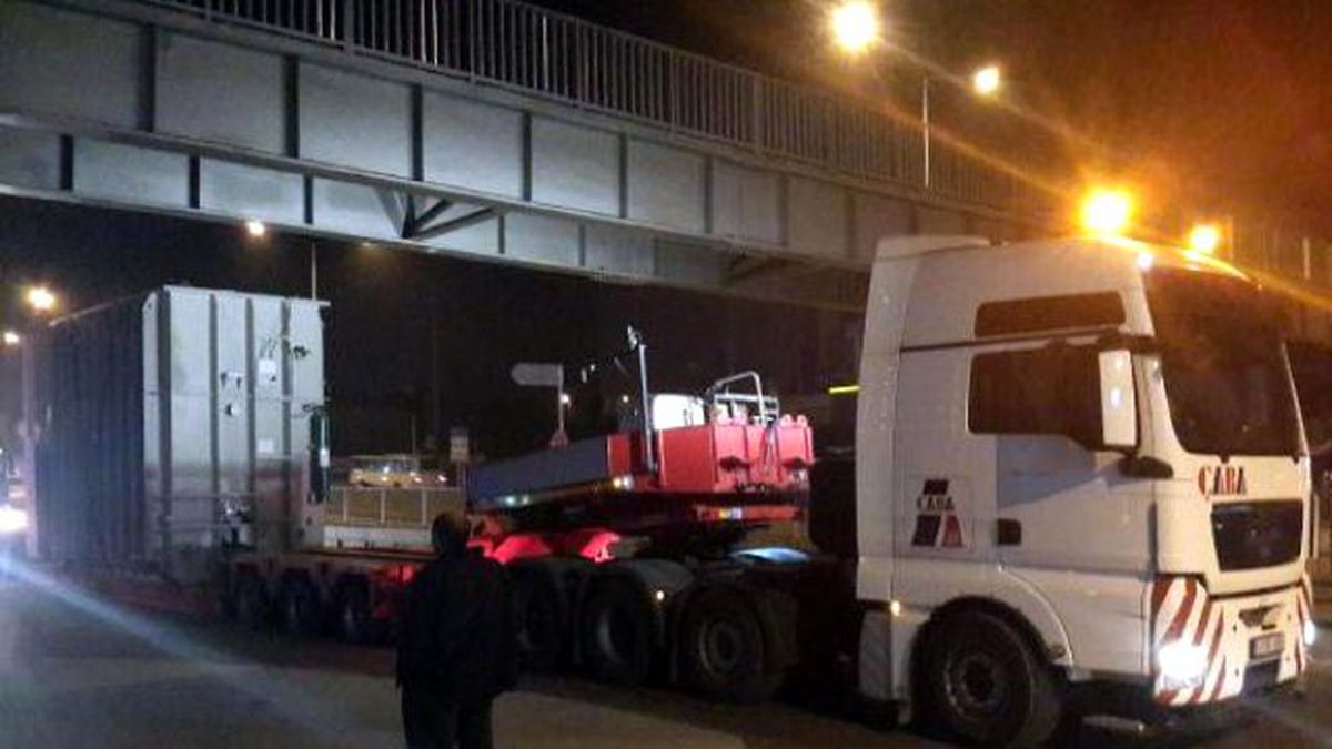 78 Tekerlekli Araç Üst Geçide Takıldı