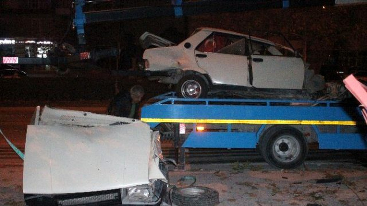 Ağaca Çarpan Otomobil İkiye Ayrıldı