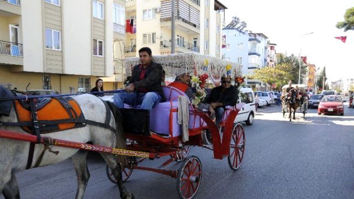 Antalya\'da Toplu Ulaşıma Faytonlu Protesto