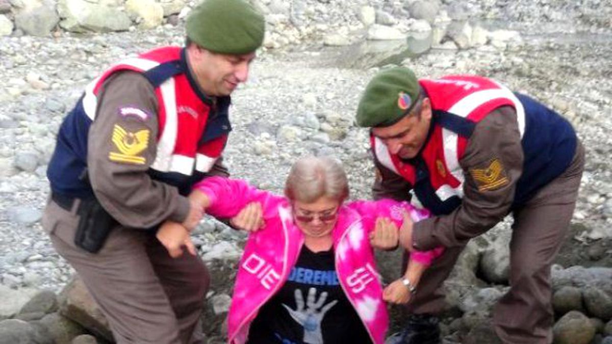Arhavi\'de Hes Eylemi: İş Makinesinin Önüne Atladı, Gözaltına Alındı
