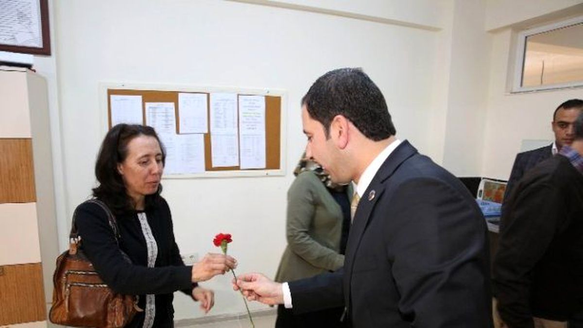 Başkan Baydilli Öğretmenlere Karanfil Dağıttı
