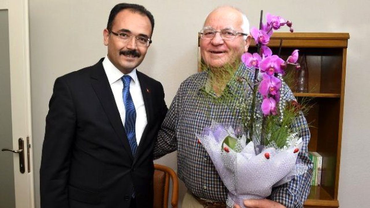Başkan Cahan, İlkokul Öğretmenini Unutmadı