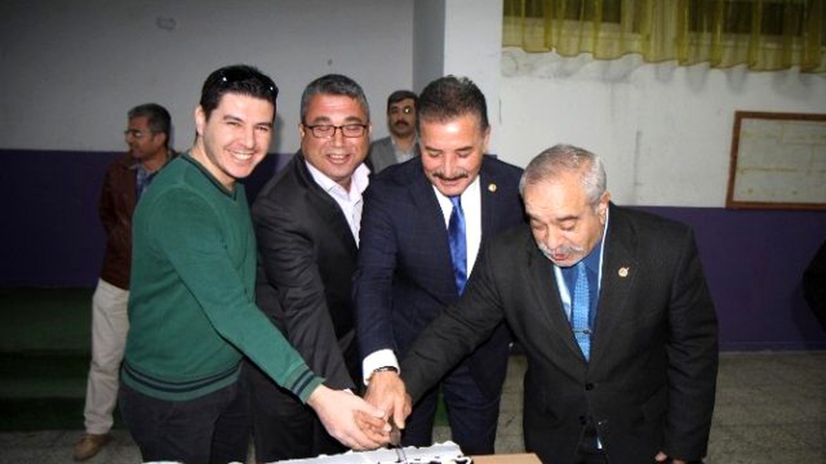 Başkan Tuna, Öğretmenler Günü\'nü Çiçekle Kutladı