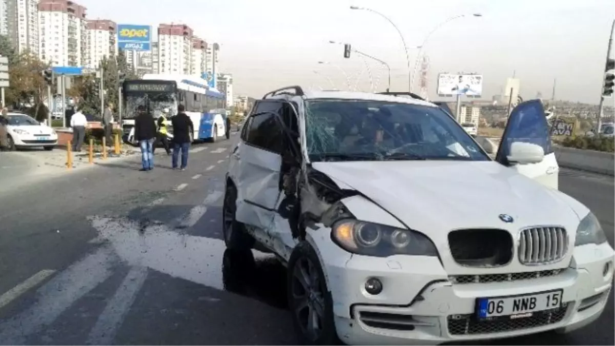 Başkent\'te Belediye Otobüsüyle Cip Çarpıştı: 3 Yaralı