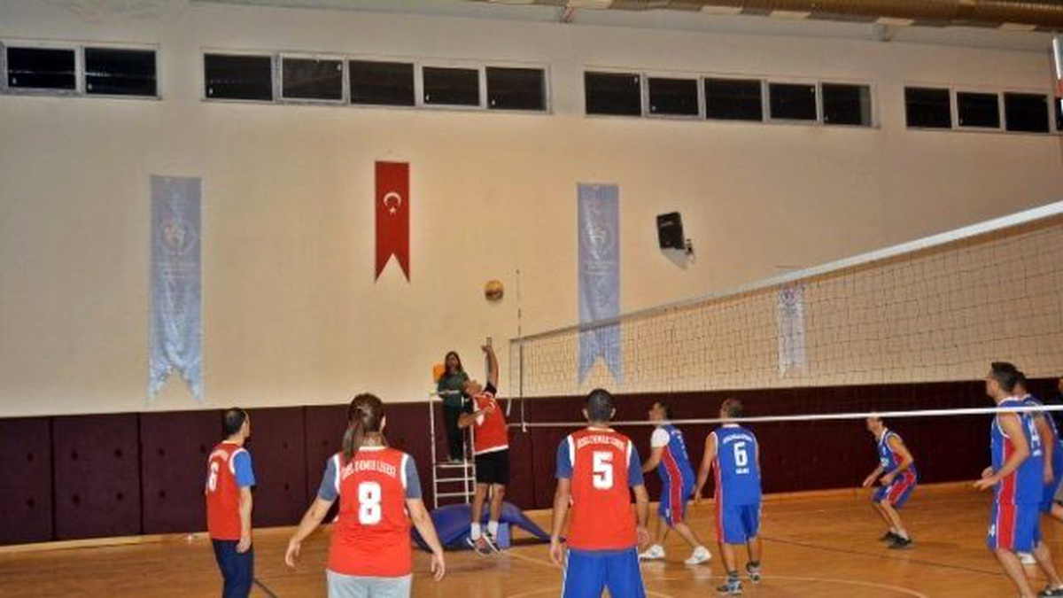 Demre\'de Öğretmenler İçin Voleybol Turnuvası Düzenlendi