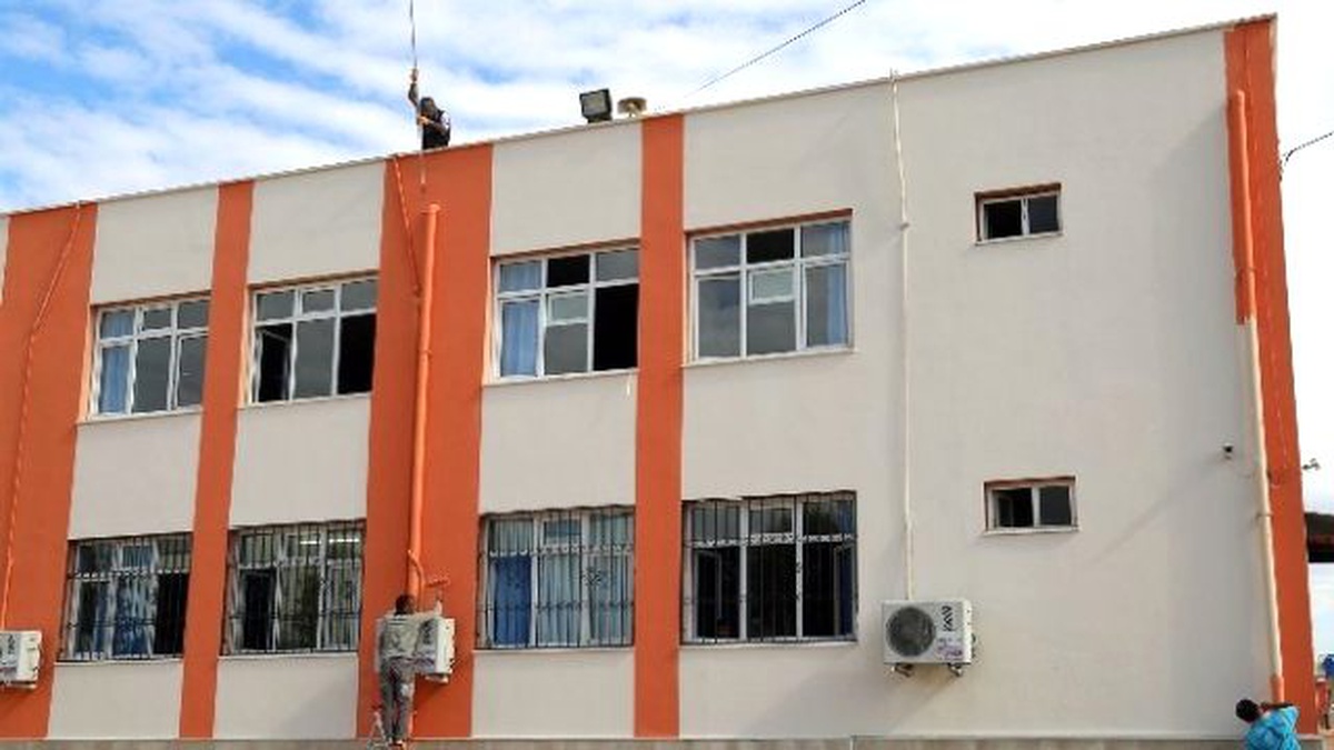 Erdemli Belediyesi\'nden Okullara Boya Desteği