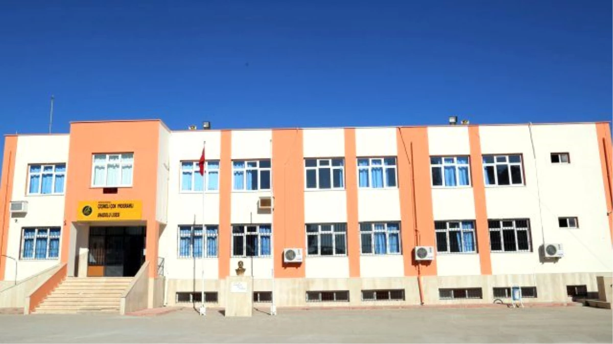 Erdemli Belediyesi Okulları Boyamaya Devam Ediyor
