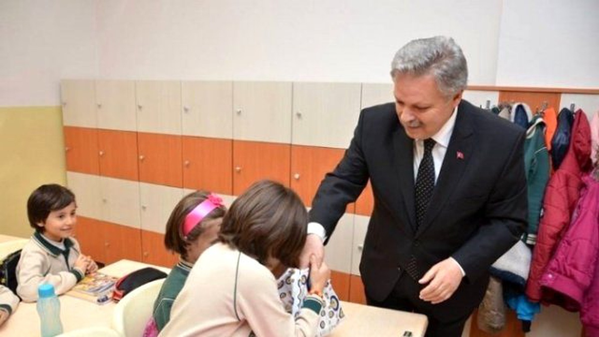 Erzurum\'da Ki Öğrencilerden Tahtaya "Vali Babamız Sınıfımıza Hoş Geldiniz "Yazısı