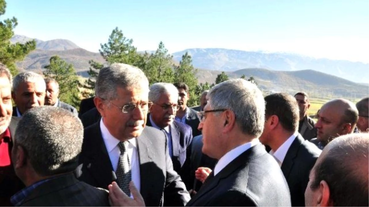Eski Devlet Bakanı Kamran İnan Bitlis\'te Toprağa Verildi