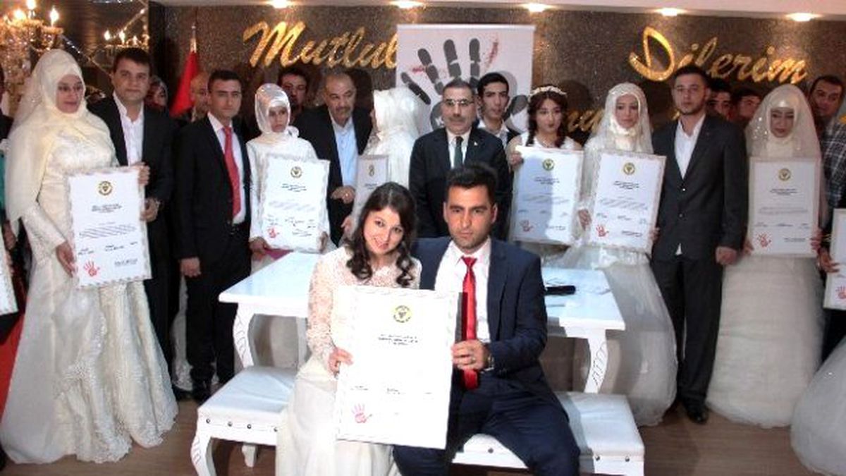 Evlenen 20 Çift \'Kadına Şiddete Hayır\' Sözleşmesi İmzaladı