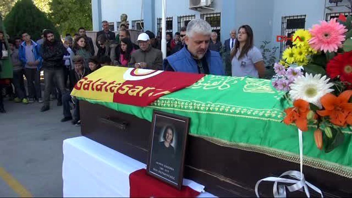 Fethiye Kalp Krizinden Ölen Hayriye Öğretmen Gözyaşlarıyla Toprağa Verildi