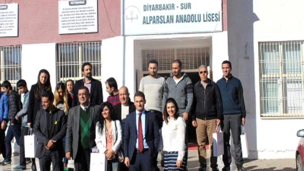 Forum\'dan Öğretmenler Günü\'nde Anlamlı Ziyaret