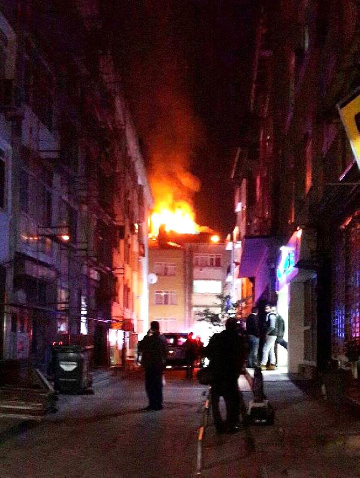 İzmit\'te Korkutan Çatı Yangını