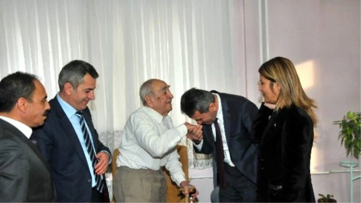 Kaymakam Sezgin'den En Yaşlı Öğretmen Çifte Ziyaret