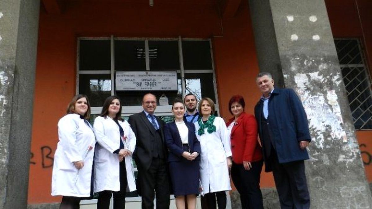 Kosova\'da Öğretmenler Gününde Duygusal Kutlama