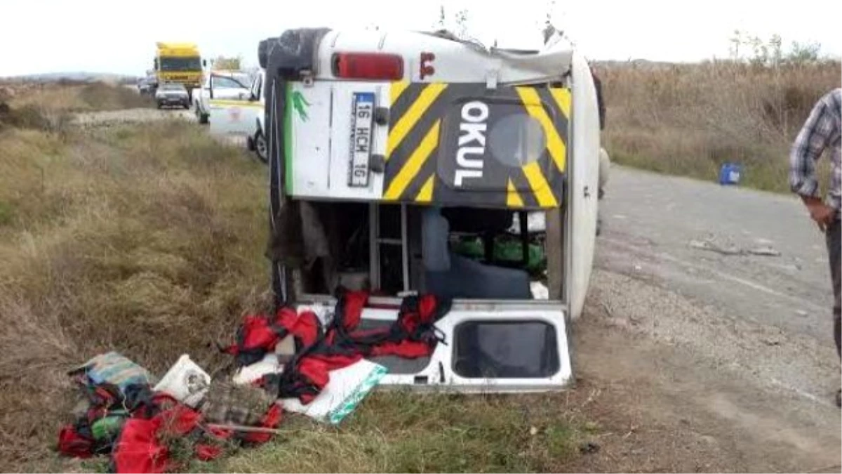 Manyas\'ta Servis Minibüsü Devrildi: 4 Yaralı