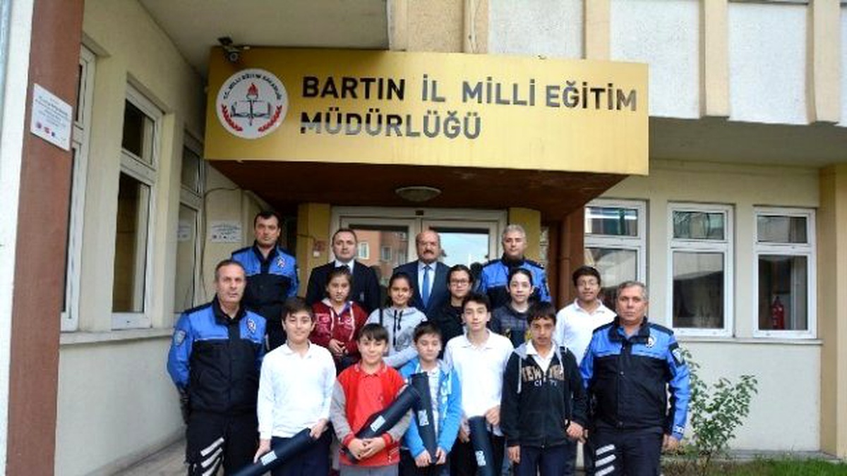 Milli Eğitim Müdüründen Öğrencilere Hediye