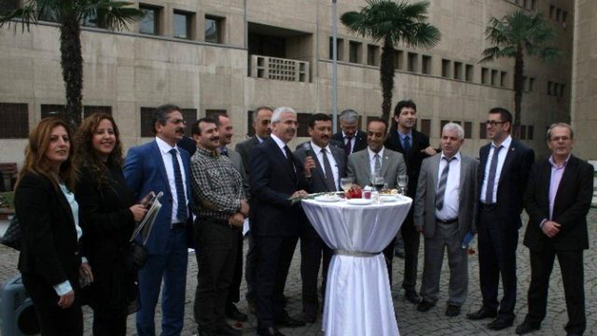 Öğretmenler Gününü Adliye Bahçesinde Kutladılar