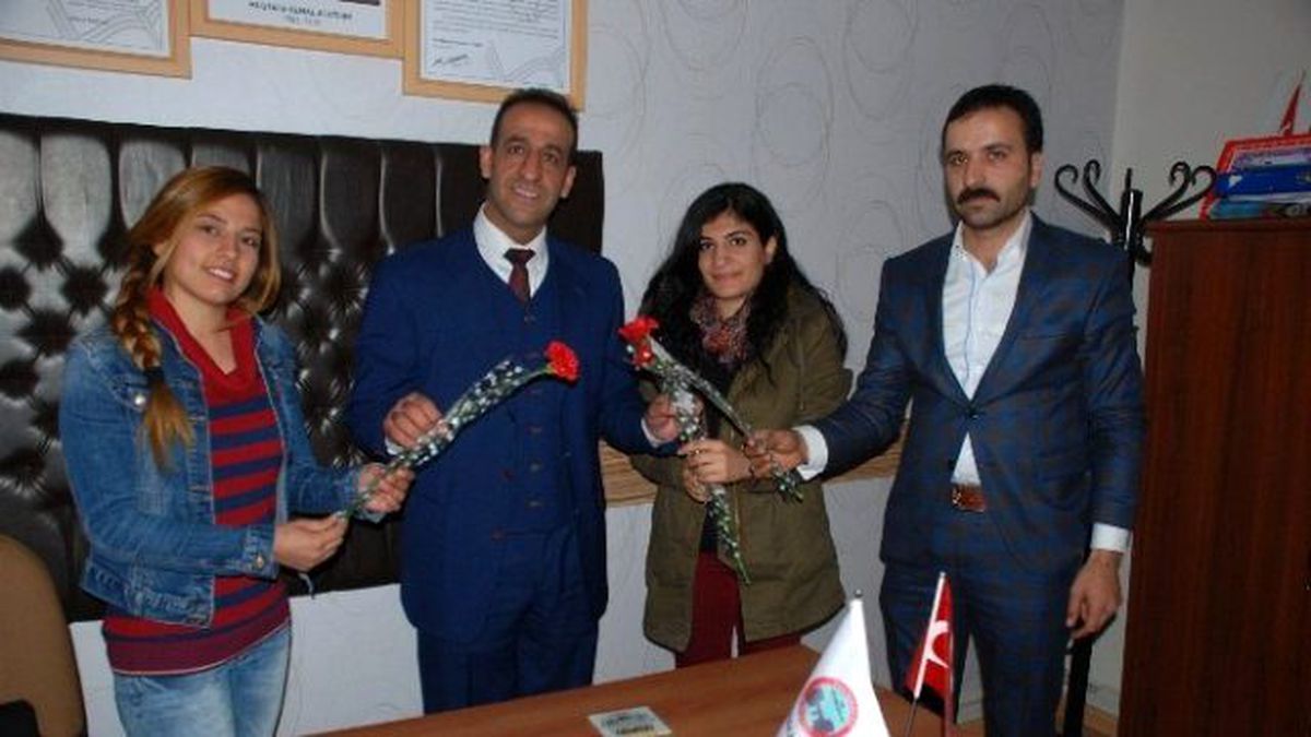 Öğretmenlere Karanfil Dağıtıldı