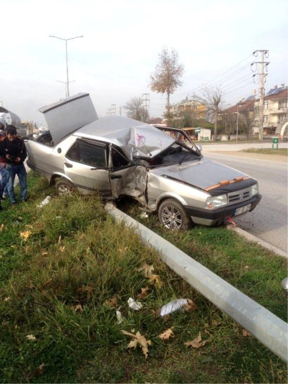 Otomobilin Çarptığı Aydınlatma Direği Devrildi