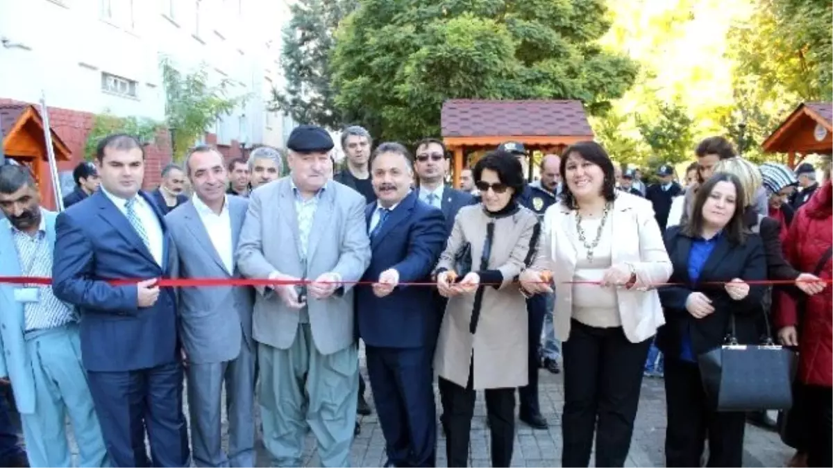 Polis Eşleri Öğrenciler Yararına Kermes Açtı