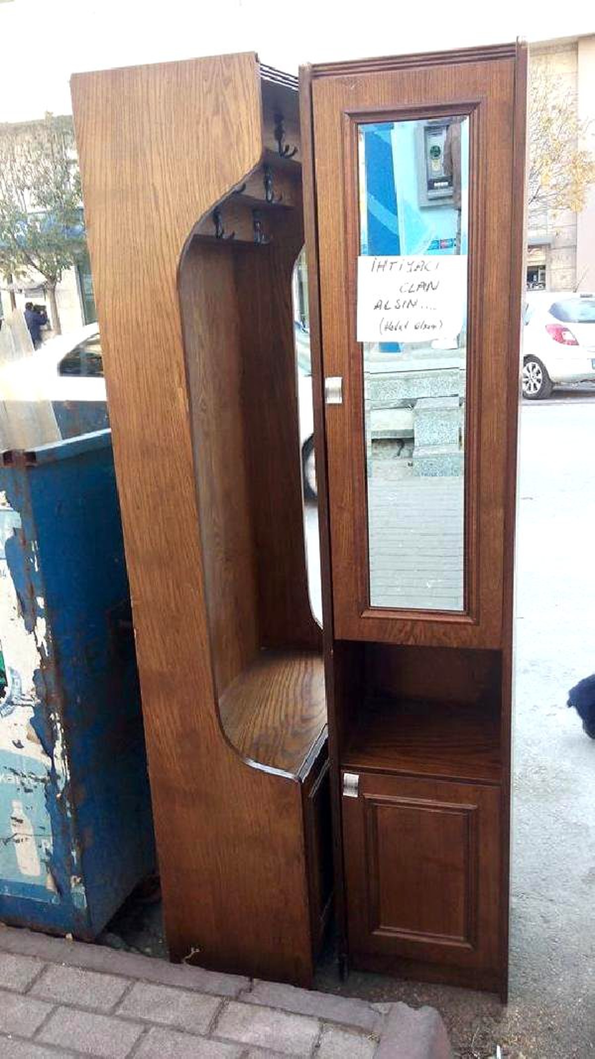 Portmantoyu \'İhtiyacı Olan Alsın\' Yazıp, Sokağa Bıraktı