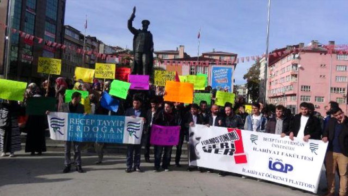 Rize\'de İlahiyat Fakültesi Öğrencilerinin Eyleminde Gerginlik