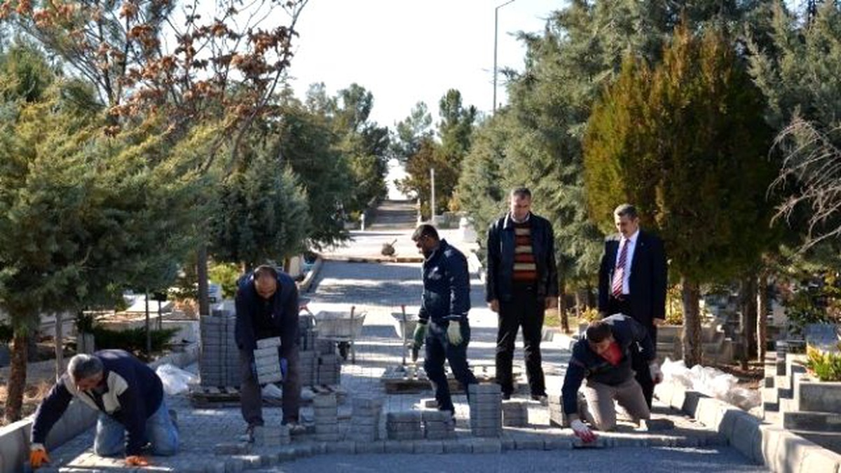 Şehir Mezarlığı\'na Parke Taşı Döşeniyor