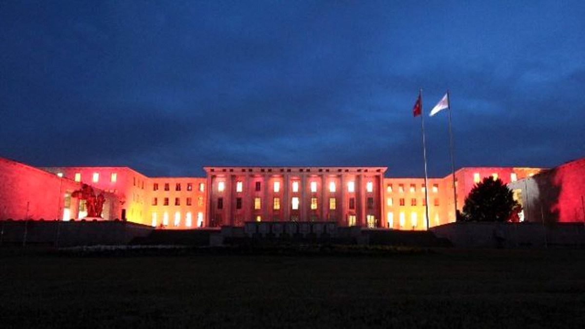 TBMM Kadınlar İçin Turuncu Renkle Aydınlatıldı