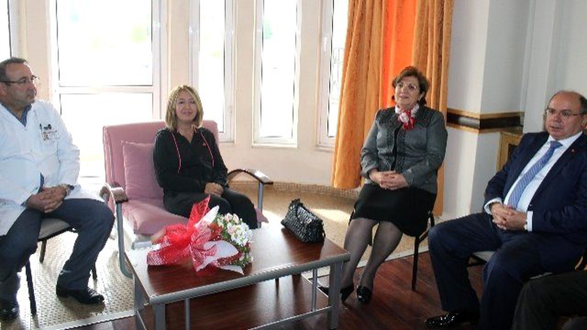 Vali Çiçek Hastanede Yatan Öğretmeni Ziyaret Etti