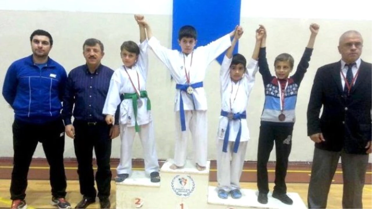 Yalova\'da Karate Müsabakaları Nefes Kesti