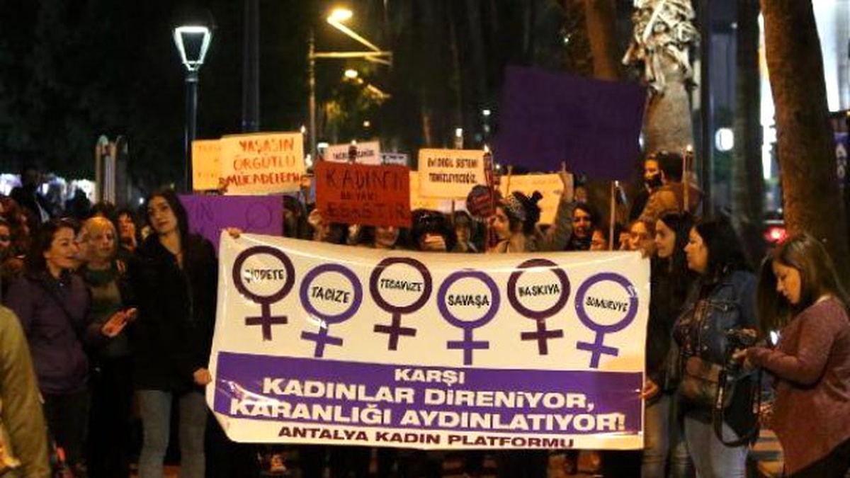 Antalya\'da Kadınlar Meşaleleriyle Sokağa Çıktı
